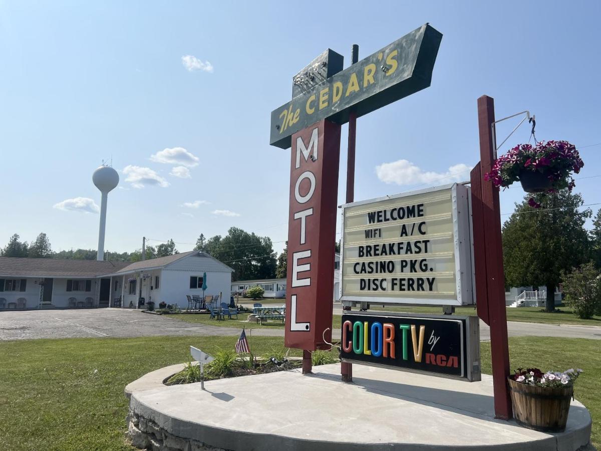 Cedars Motel Saint Ignace Exterior photo