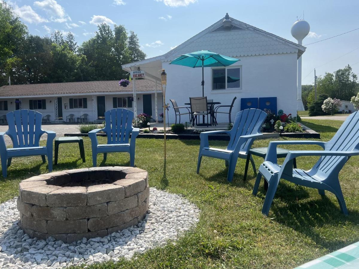 Cedars Motel Saint Ignace Exterior photo